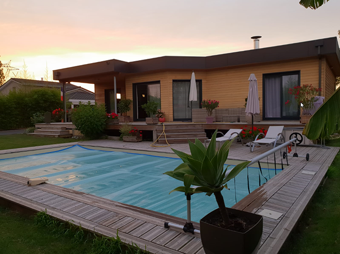 Maison Ami Bois piscine couché de soleil