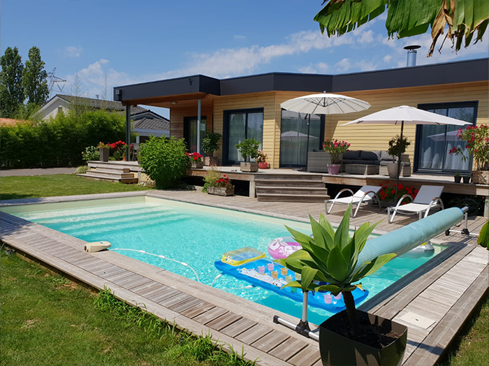 Maison Ami Bois toit plat piscine bouée