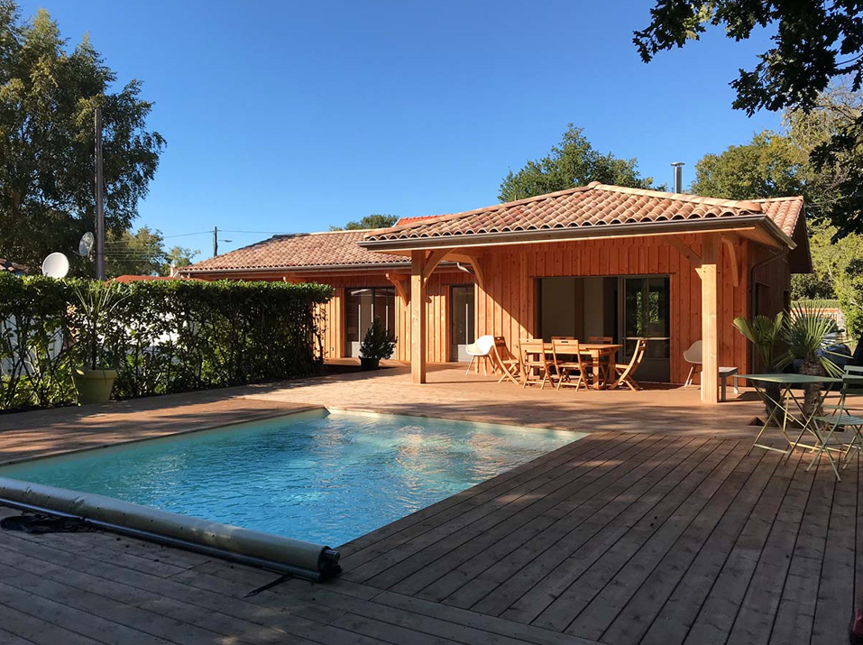 Maison en bois avec avancée de toit en bord de mer