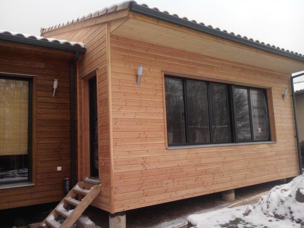 Extension en bois dans la neige